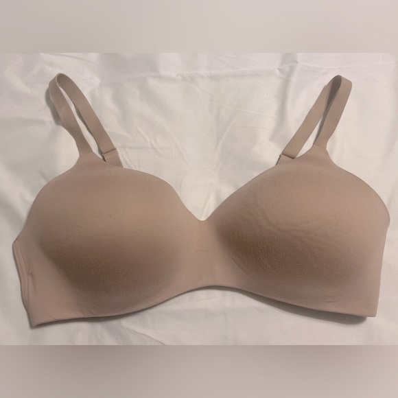Hanes Nude Concealing Petals Wireless Bra with Convertible Straps - Picture 3 of 4